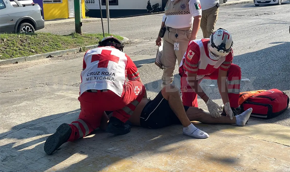 Motorista se estampa por tratar de rebasar