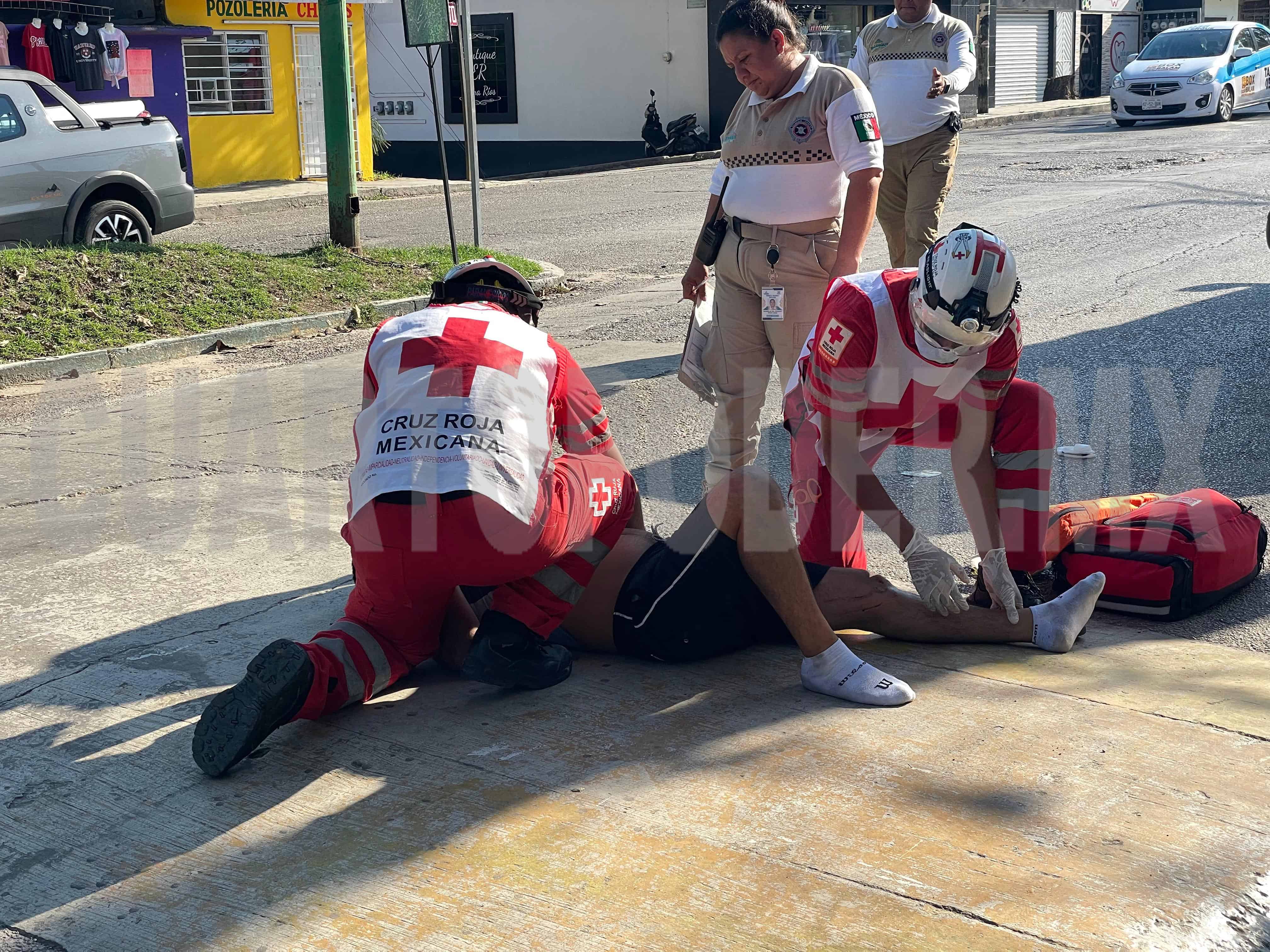 Motorista se estampa por tratar de rebasar
