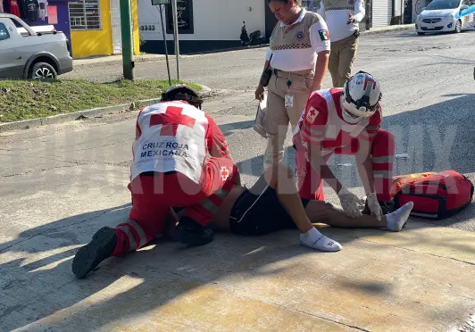 Motorista se estampa por tratar de rebasar