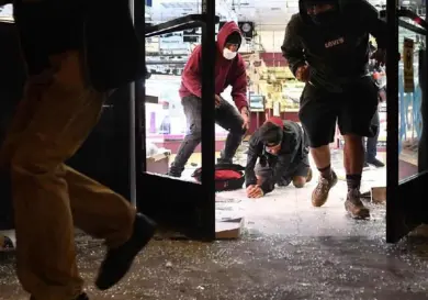 Vandalizan tiendas en LA y se llevan aparatos