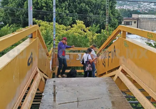 Denuncian inseguridad en puente peatonal