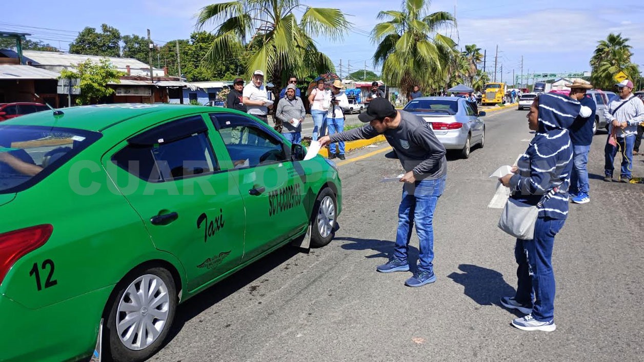 Bloquean carretera en la Costera por una hora