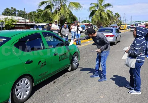 Bloquean carretera en la Costera por una hora