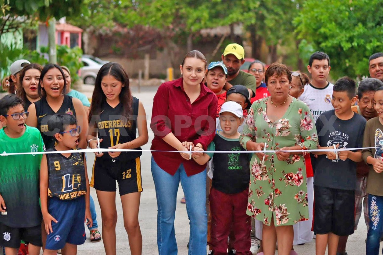 Entrega Valeria Rosales calle pavimentada