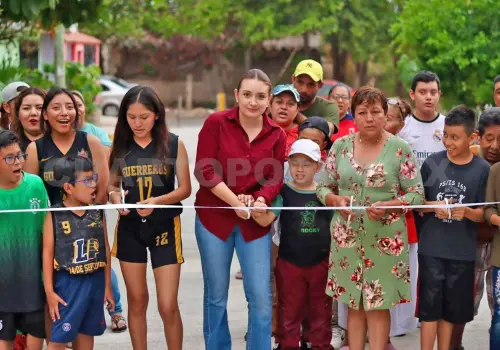 Entrega Valeria Rosales calle pavimentada