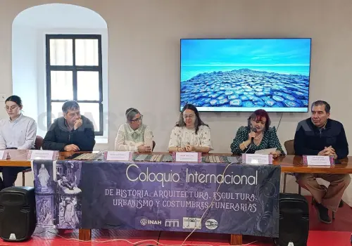 Inicia coloquio sobre costumbres funerarias