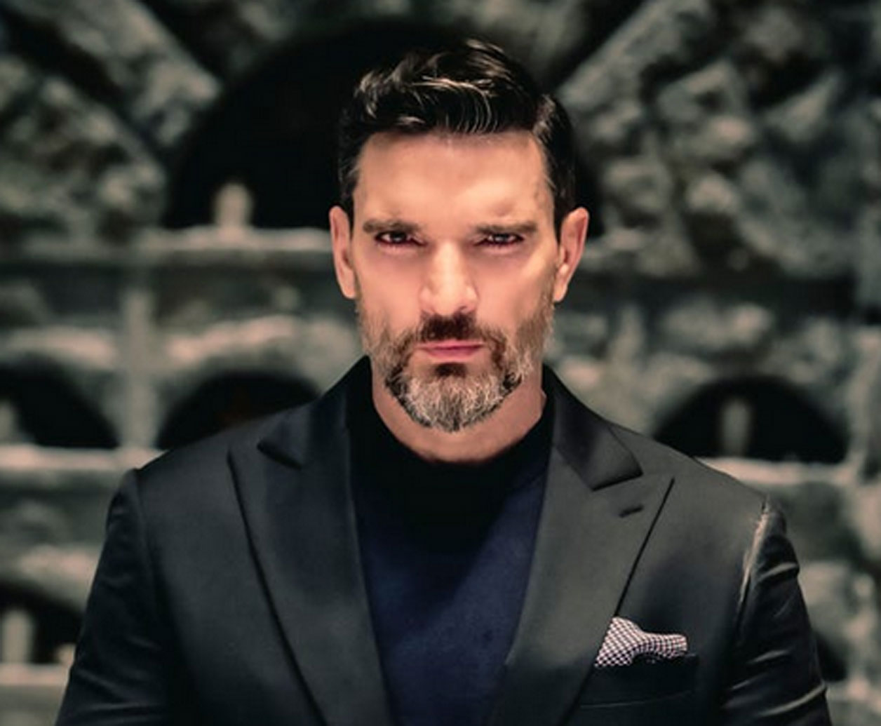 Esposa de Julián Gil lo confronta