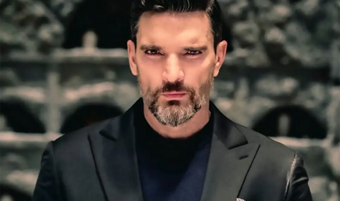 Esposa de Julián Gil lo confronta