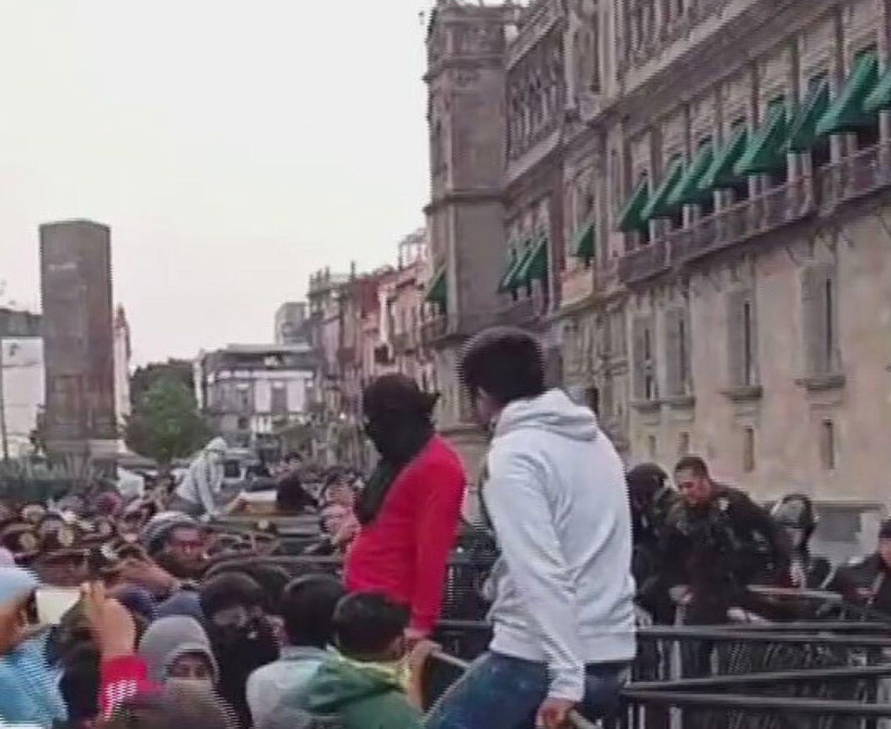 Brincan normalistas vallas de Palacio Nacional