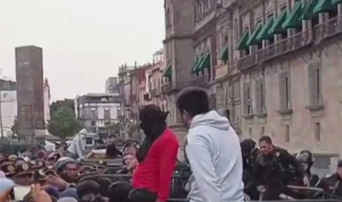 Brincan normalistas vallas de Palacio Nacional