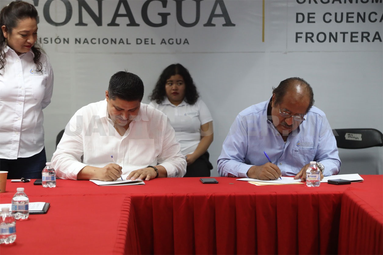 Firman convenio para saneamiento de agua