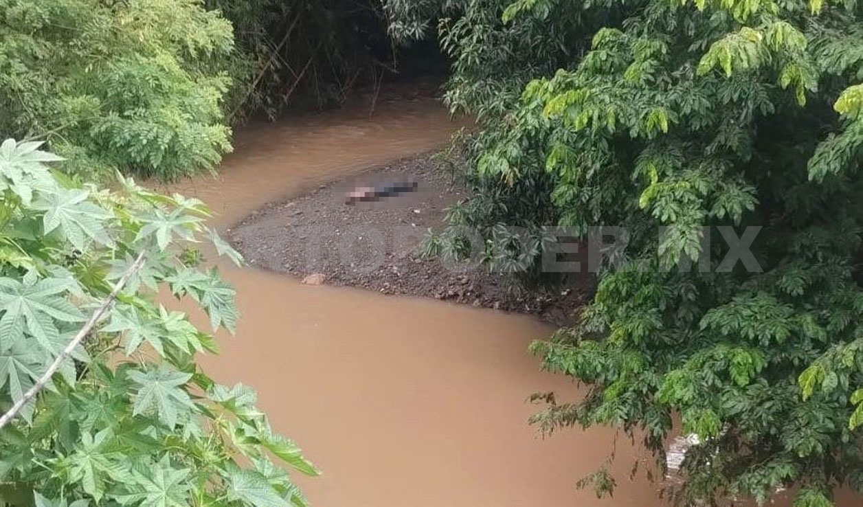 Localizan a hombre sin vida en río Texcuyuapan