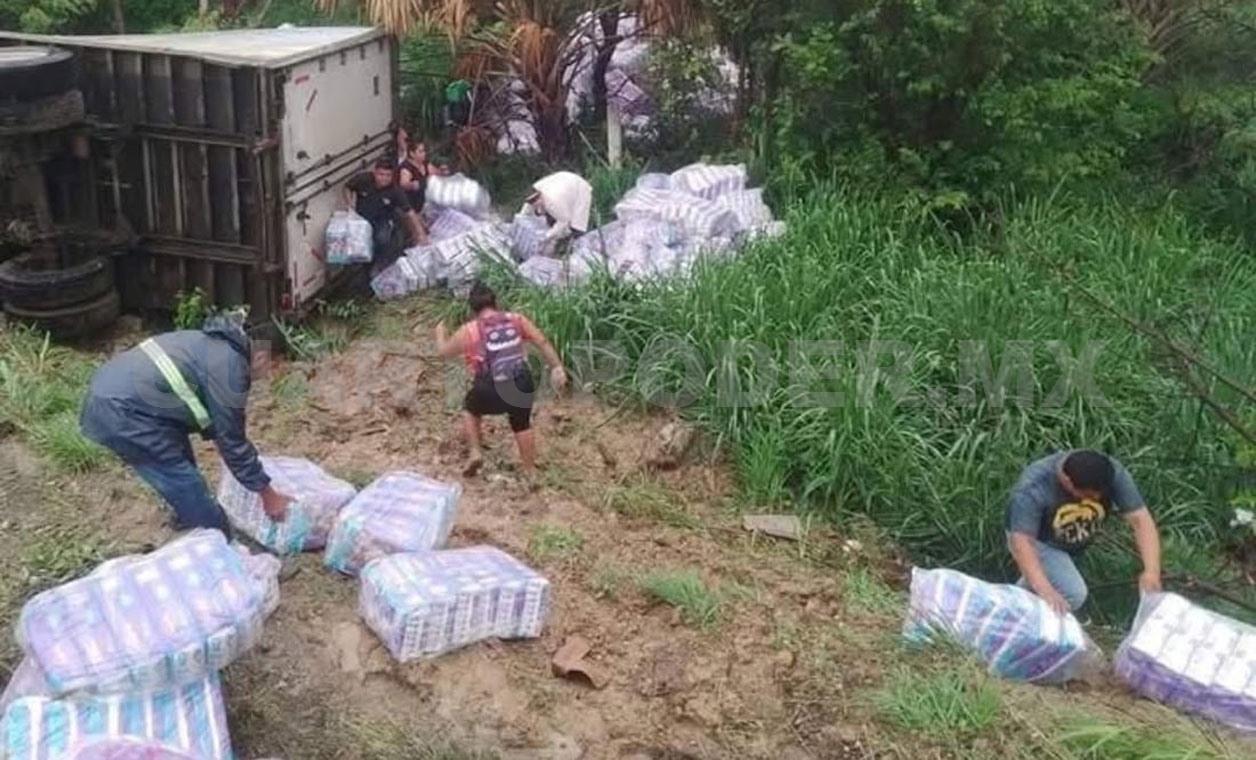 Vuelca tráiler y rapiñan paquetes de pañales