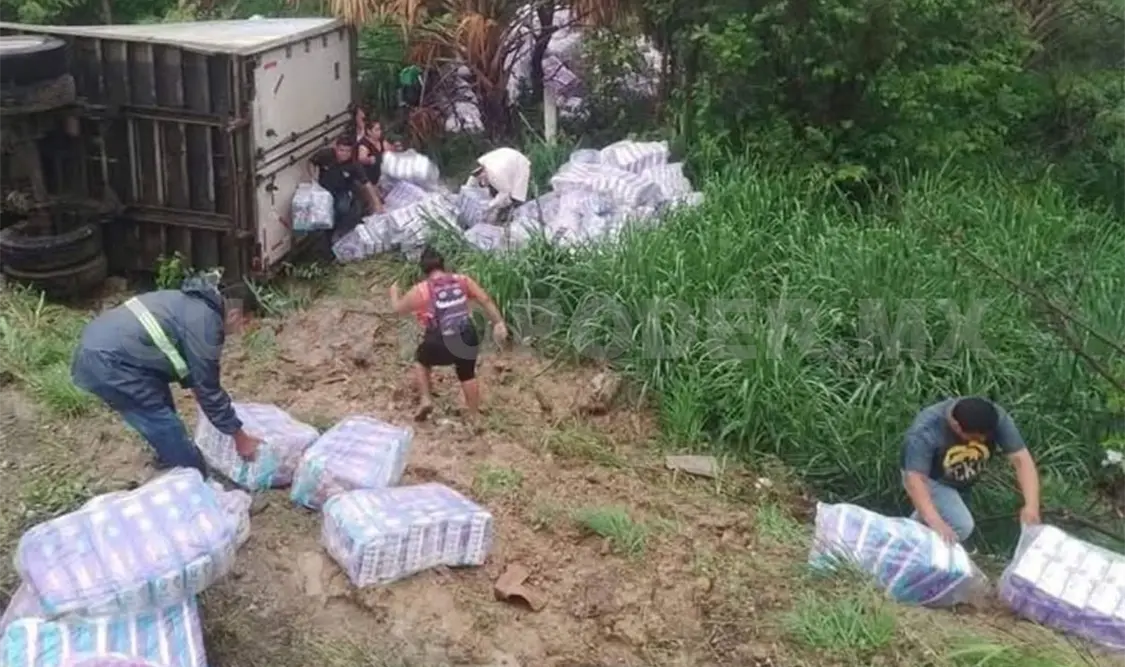 La gente, ni tarda ni perezosa, se apropió de la mercancía esparcida. Cortesía