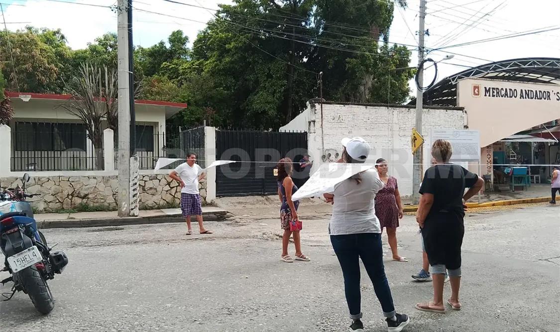 Derivado de las últimas lluvias esta calle se quedó sin energía por tres días. CP