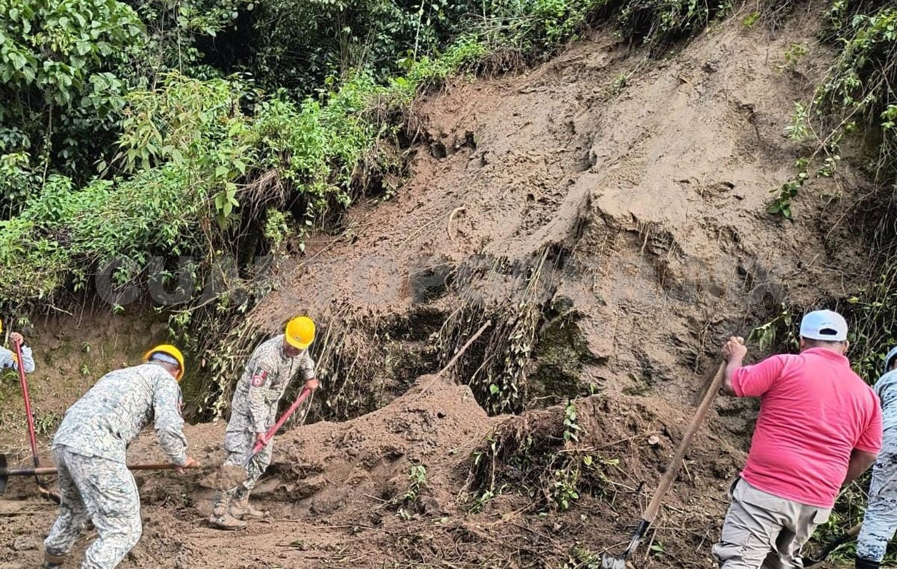 Atienden autoridades deslaves en carreteras