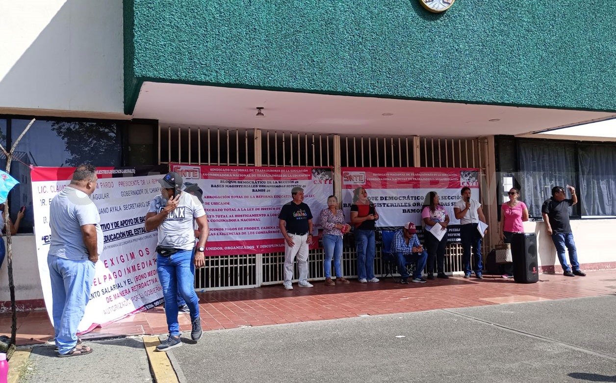 Maestros toman la Unidad Administrativa