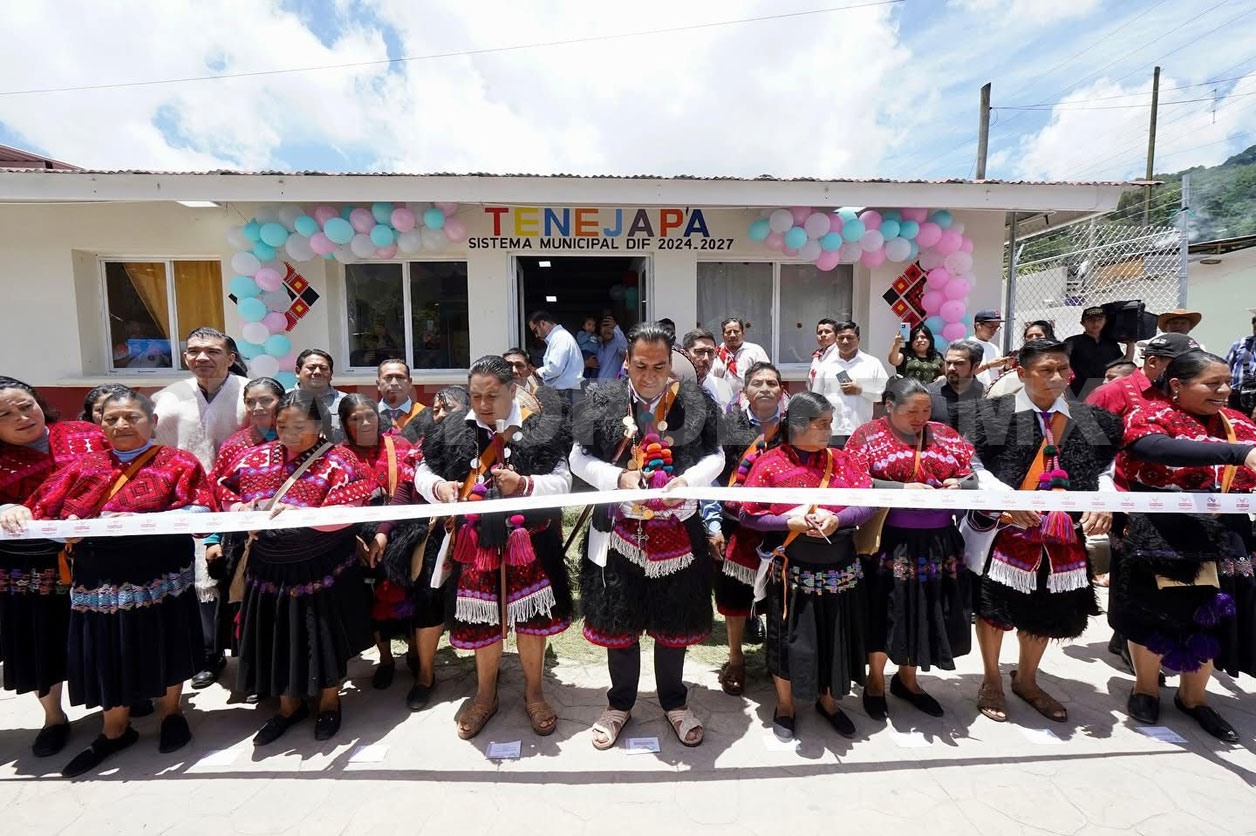 Entrega Eduardo Ramírez equipo tecnológico