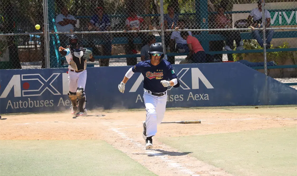 Jugadores disputan las jornadas de la Liga Municipal de Softbol Varonil en el campo de Caña Hueca. Cortesía