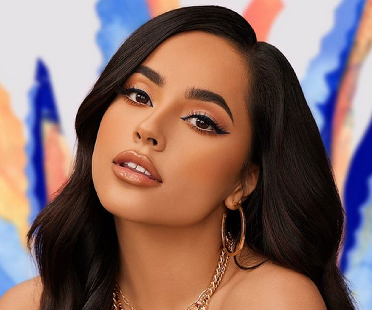 Becky G se solidariza con los latinos