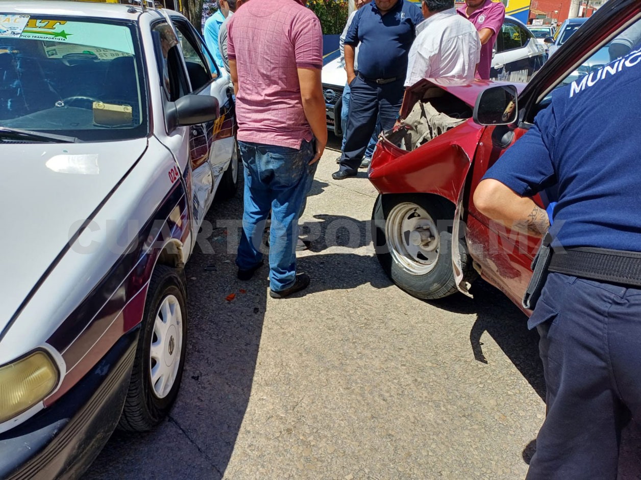 Chocan al tratar de pasar al mismo tiempo