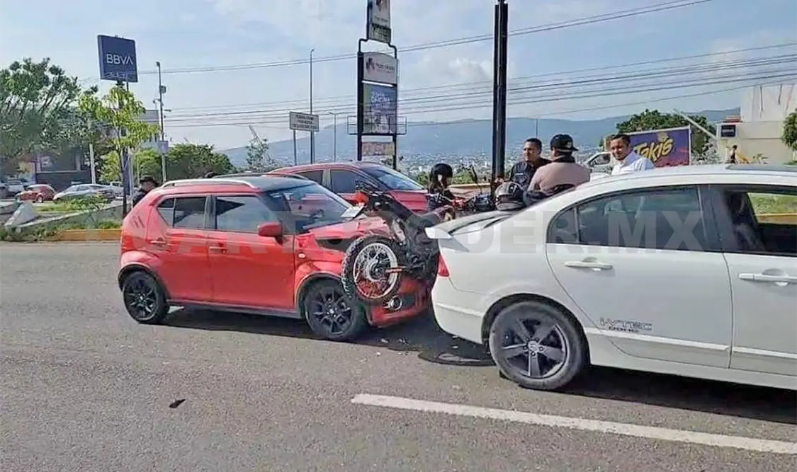 La motocicleta terminó prensada entre dos vehículos. Ulises Villalobos / CP