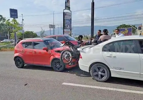 Moto queda prensada entre sedán y camioneta