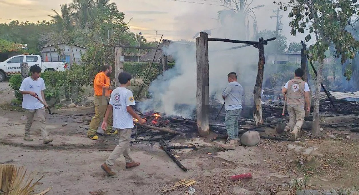 Incendio acaba con vivienda de palma y madera