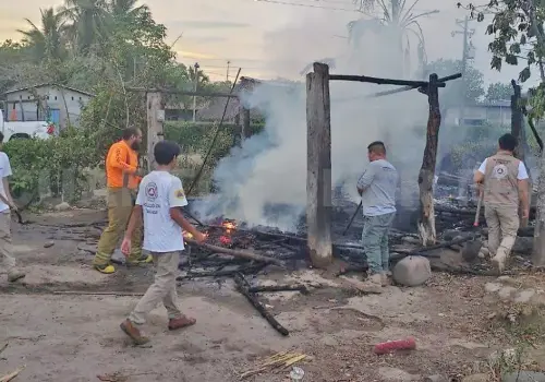 Incendio acaba con vivienda de palma y madera