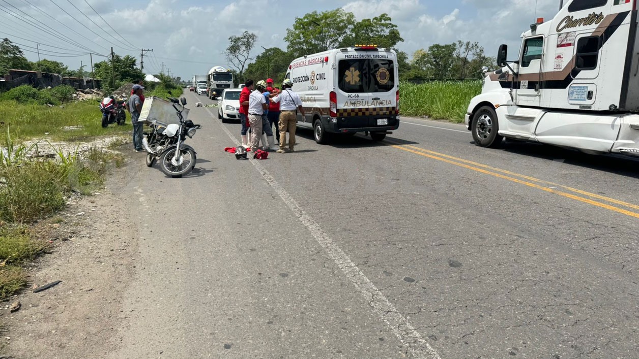Motociclista termina lesionado en impacto contra automóvil sedán
