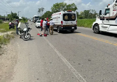 Motociclista termina lesionado en impacto contra automóvil sedán