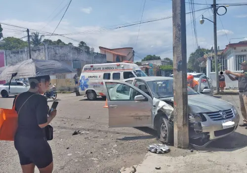 Mujer resulta malherida al estamparse en poste