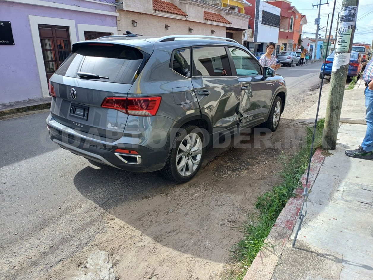 Patrulla se pasa la preferencia y provoca percance