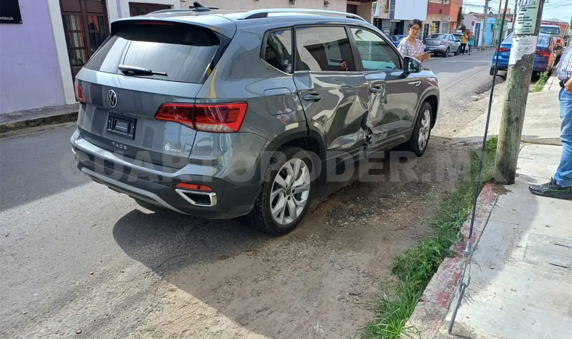 La SUV acabó con ambas portezuelas del lado derecho dañadas. Juan Orel / CP