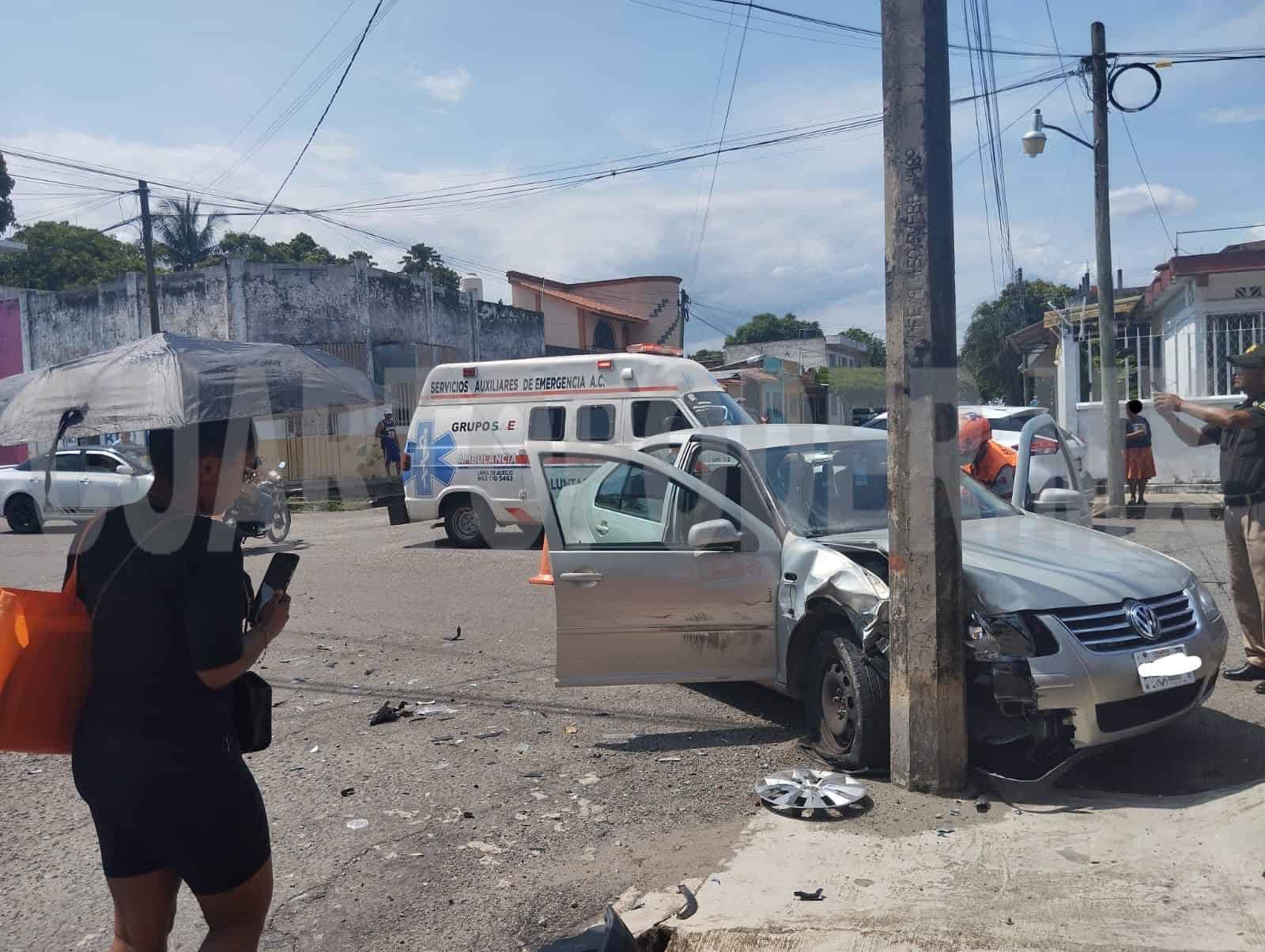Mujer resulta lesionada al estamparse en poste