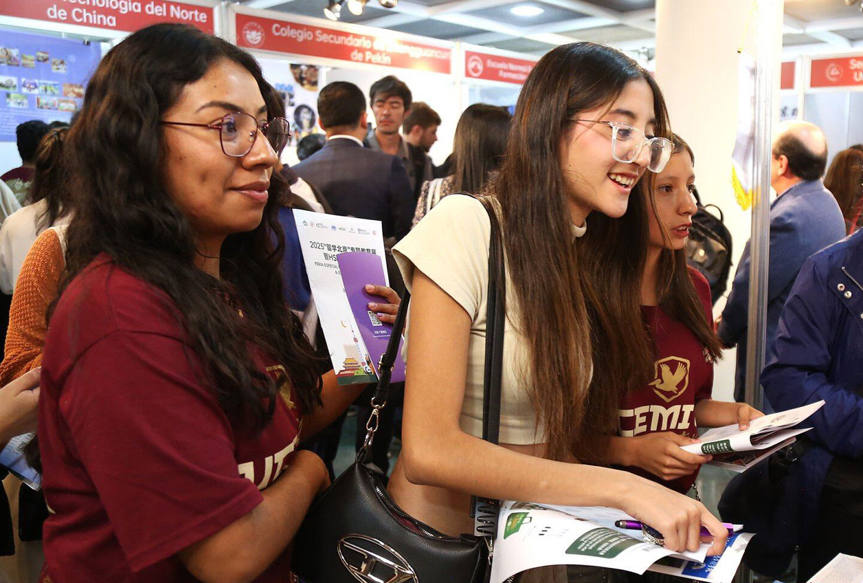 Gobierno chino otorgará becas a estudiantes