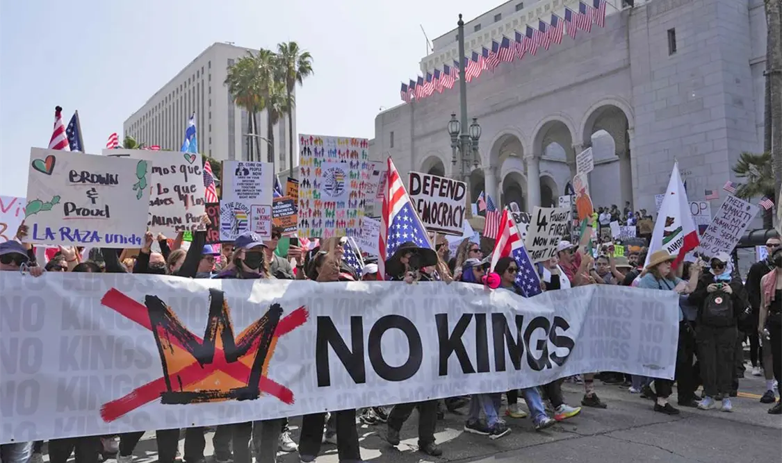 Norteamericanos que viven en México marcharon desde la Glorieta de Insurgentes a la Embajada estadounidense en CDMX. Cortesía