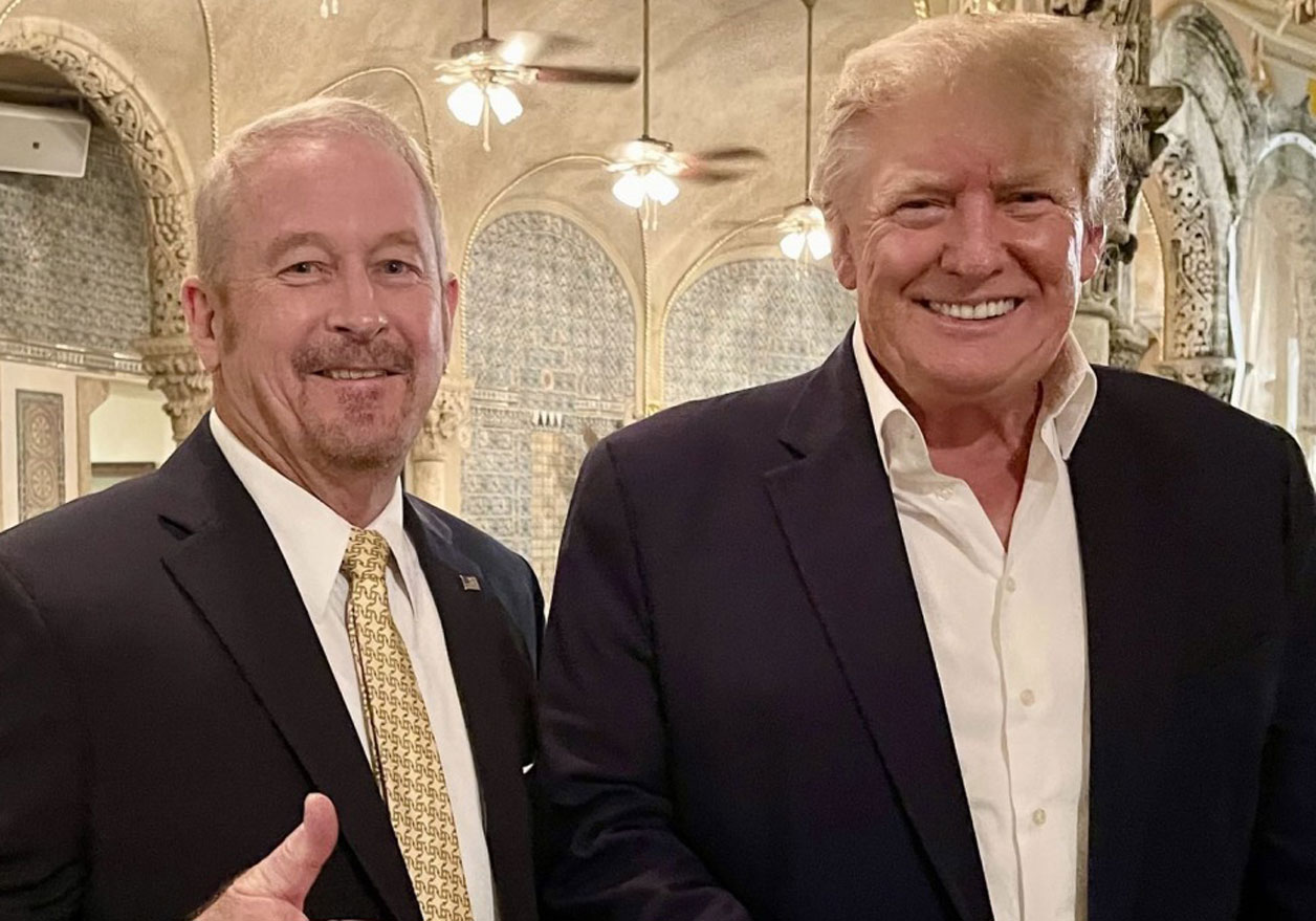 Ronald Johnson felicita a Donald Trump