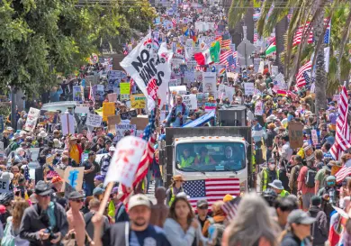 Automovilista atropella a manifestantes de "No Kings"
