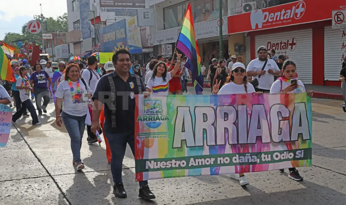 Banderas de colores salieron a las calles durante la marcha por el orgullo. Carlos López / CP