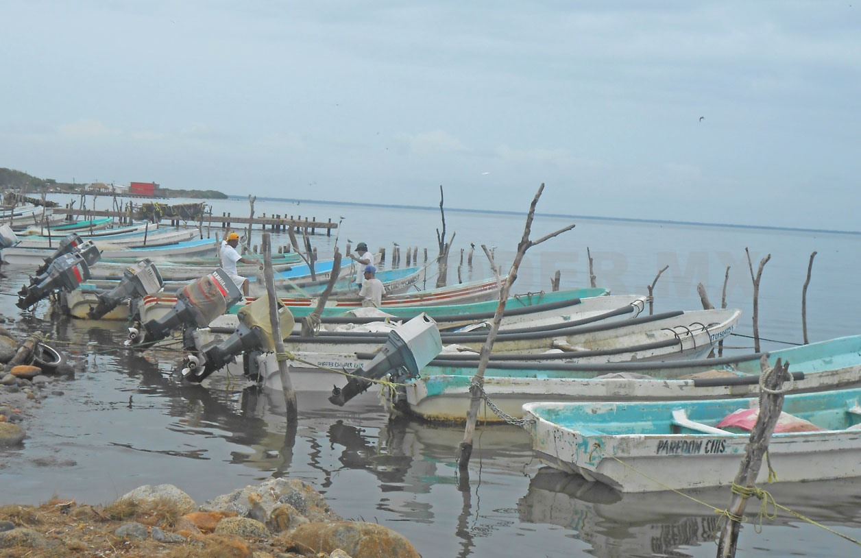 En altamar, rescatan a tres pescadores náufragos