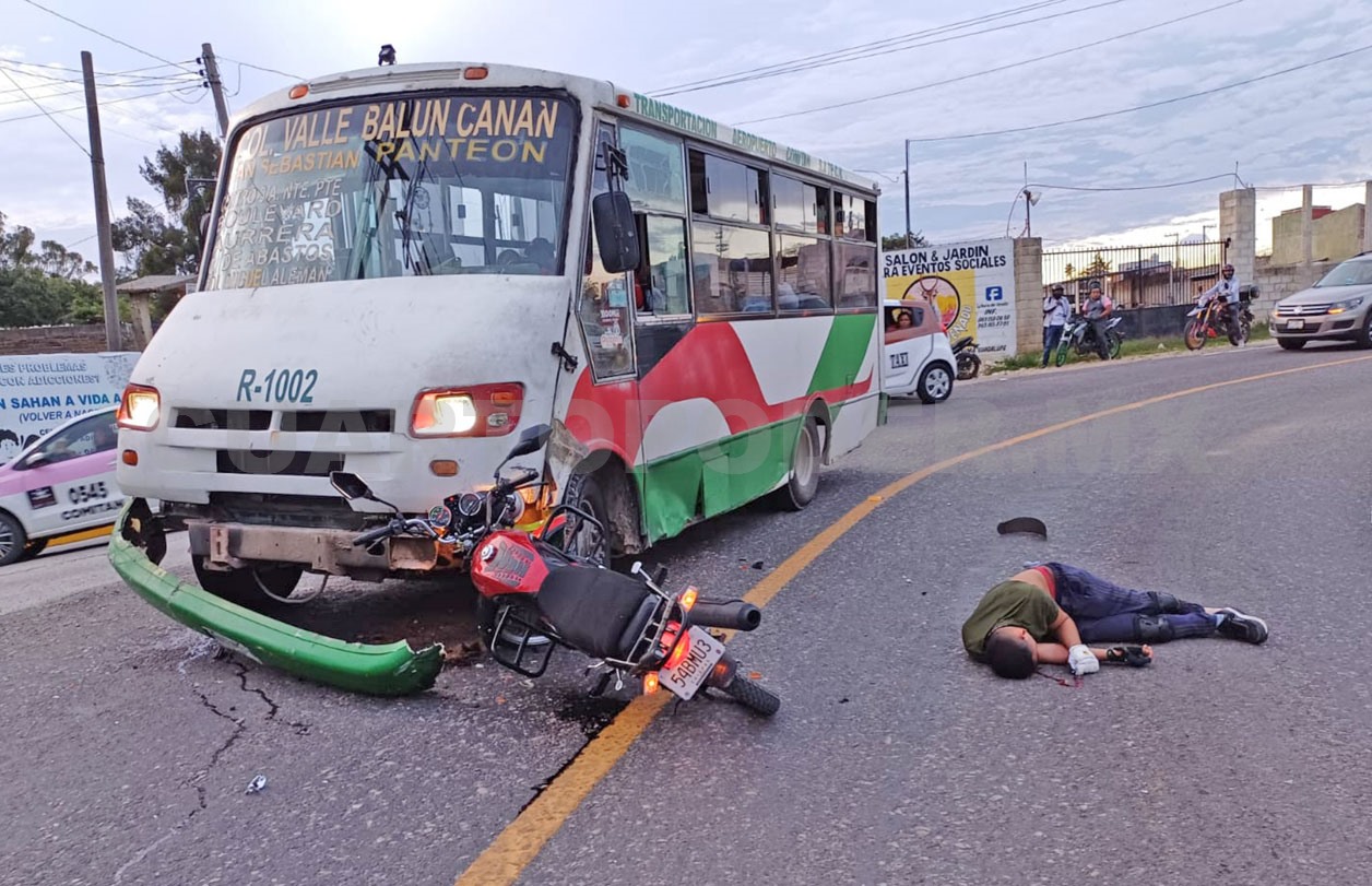 Motociclista se incrustó contra un microbús