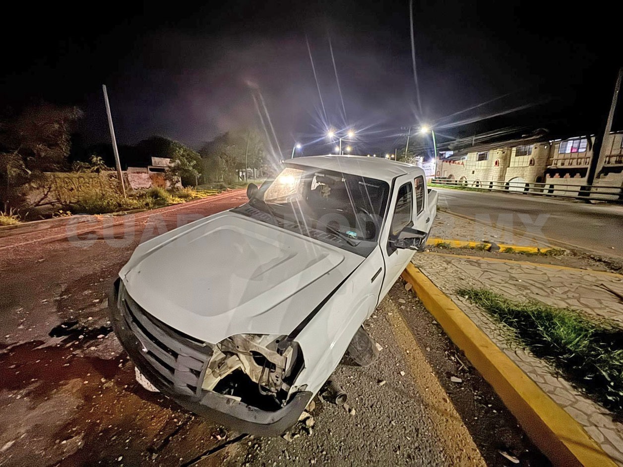 Pick up zigzaguea y se estrella en unas jardineras
