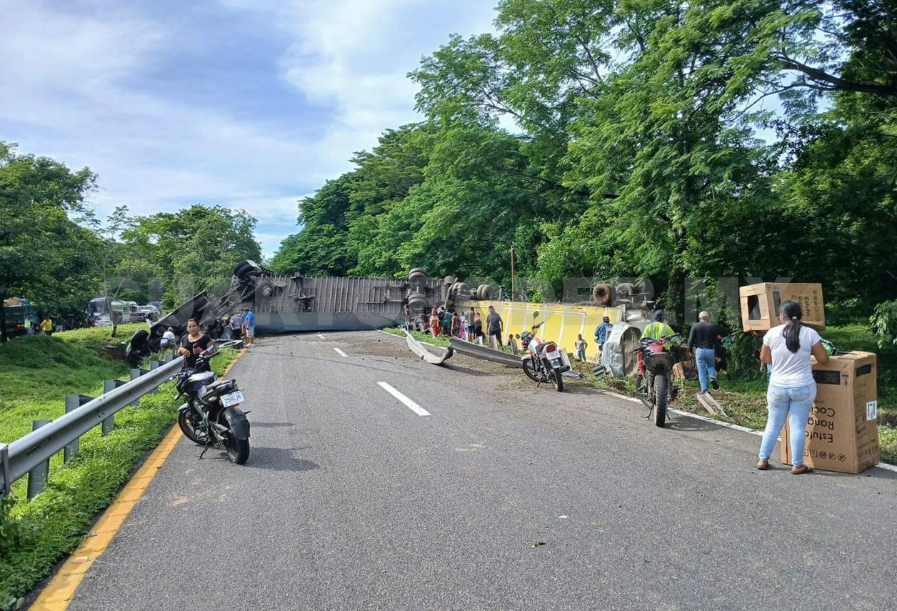 Rapiñan electrodomésticos de tráiler accidentado
