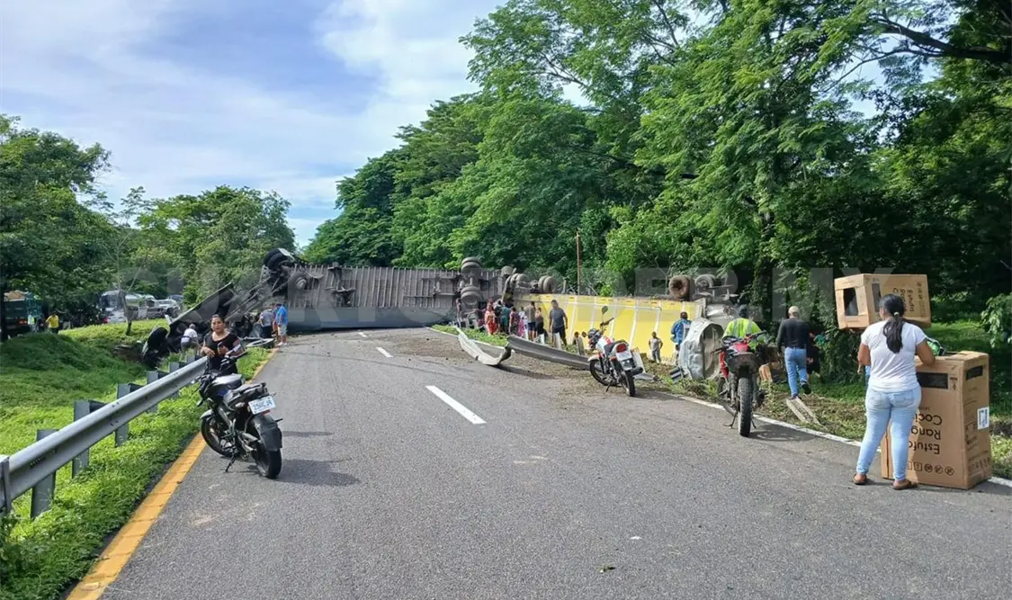 Una vez más, la rapiña se presentó en una volcadura de tráiler y saquearon todos los productos electrónicos que transportaba. Víctor Sánchez / CP