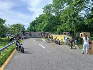 Rapiñan electrodomésticos de tráiler accidentado