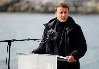 Previo a cumbre del G7,  Macron visita Groenlandia