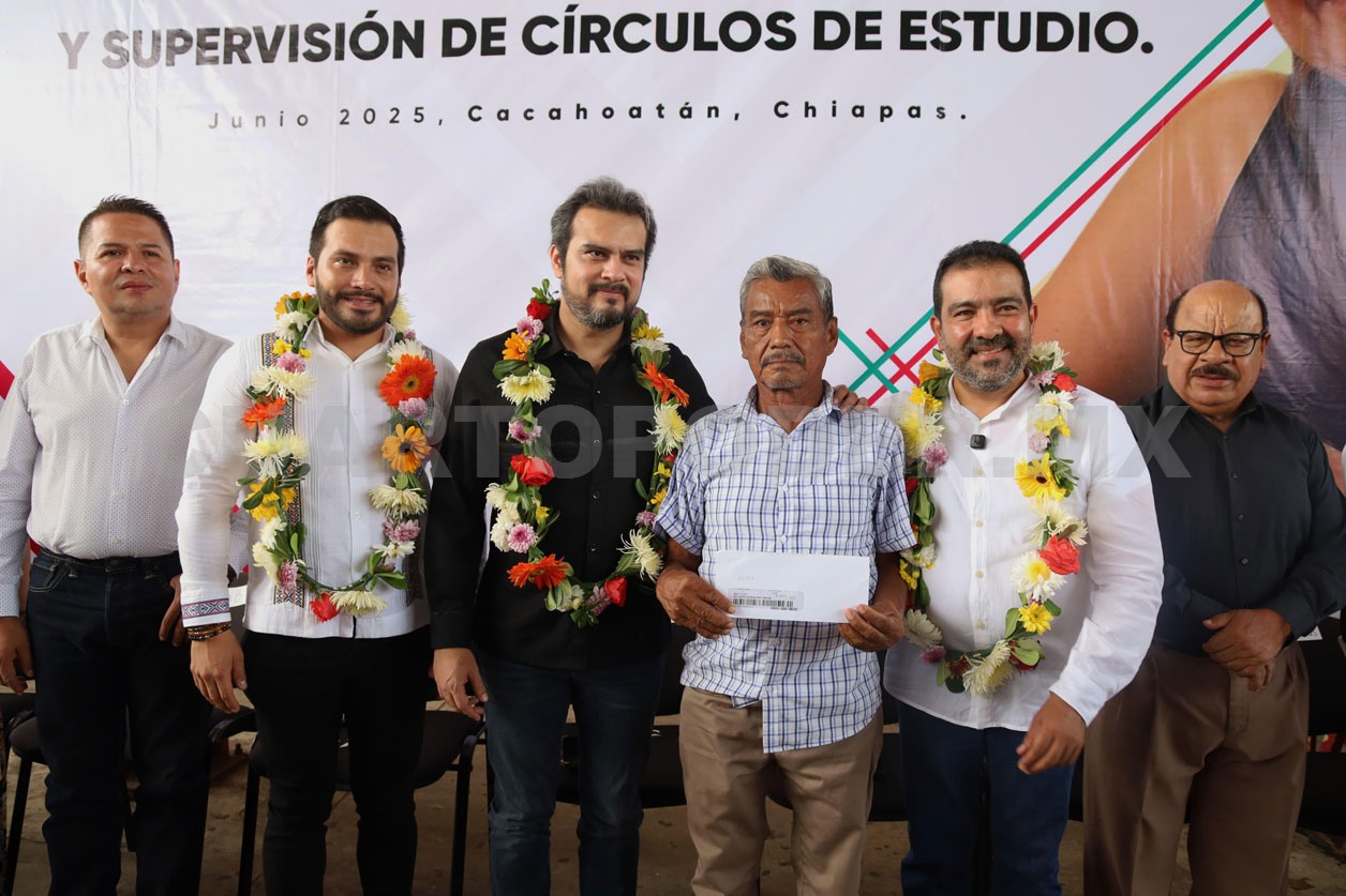 Entregan Becas a beneficiarios de tres municipios