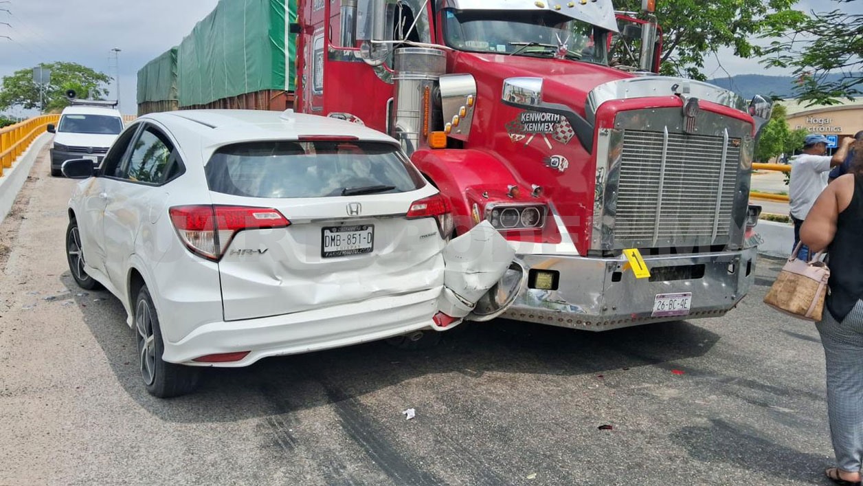 Le fallan los frenos a tráiler y causa colisión múltiple