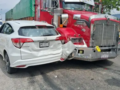 Le fallan los frenos a tráiler y causa colisión múltiple